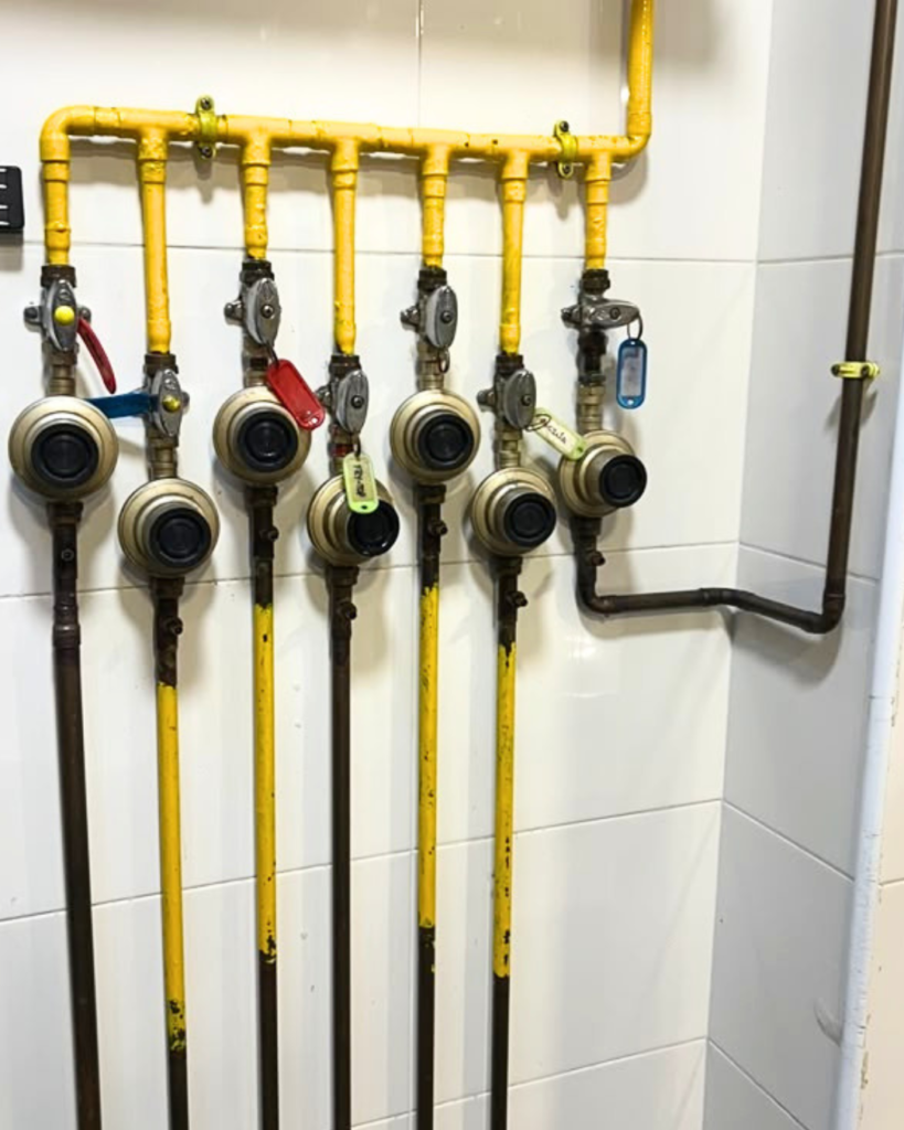 batería de contadores y conducciones de gas amarillas